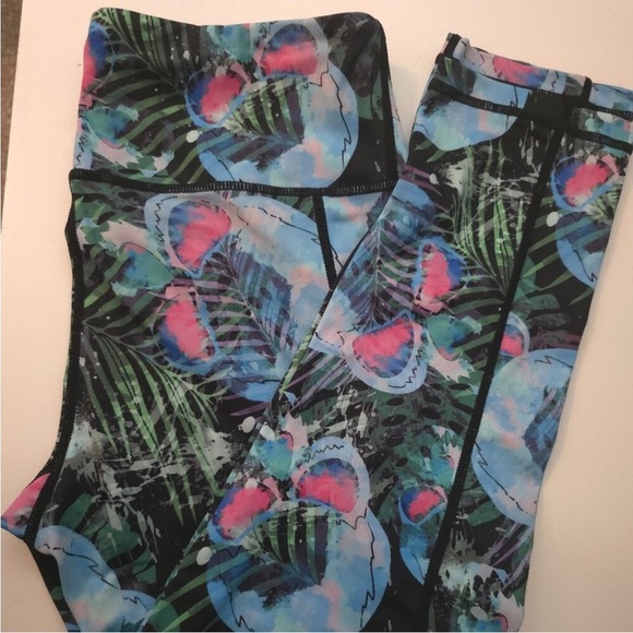 CONSTANTLY VARIED GEAR CVG SIZE LARGE MIAMI SKULLS CAPRI LEGGINGS - Picture 4 of 5